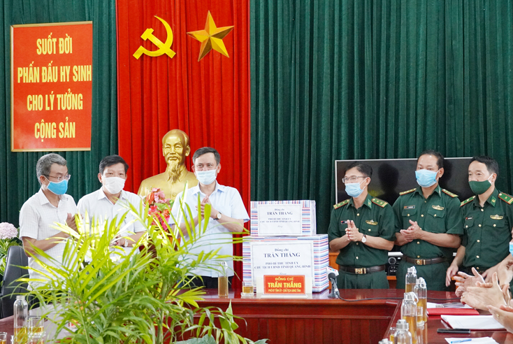 Đồng chí Chủ tịch UBND tỉnh Trần Thắng tặng quà cho cán bộ, chiến sỹ Đồn Biên phòng Cà Roòng.