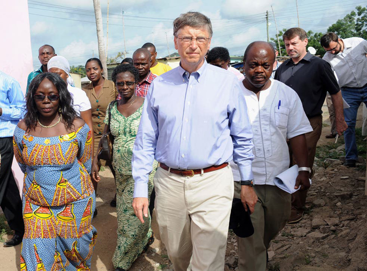 Bill Gates thăm một trung tâm y tế ở Awutu Senya, Ghana. Ảnh: Getty Images
