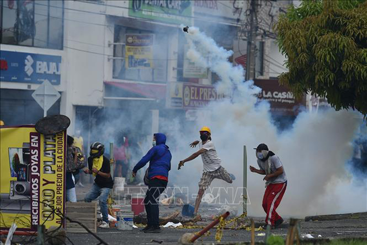 Người biểu tình quá khích đụng độ với cảnh sát tại Cali, Colombia, ngày 3-5-2021. Ảnh: AFP/TTXVN