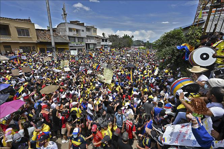 Biểu tình phản đối đề xuất cải cách thuế tại Cali, Colombia, ngày 1-5-2021. Ảnh: AFP/TTXVN