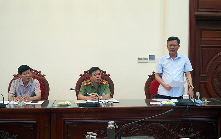 Đồng chí Trần Thắng, Phó Bí thư Tỉnh ủy, Chủ tịch UBND tỉnh, Trưởng ban ATGT tỉnh phát biểu tại hội nghị.