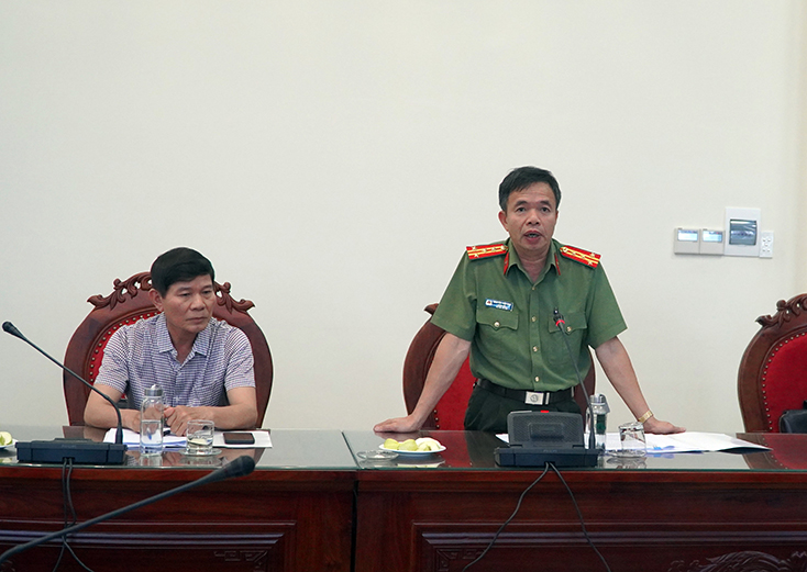 Đại tá Nguyễn Tiến Nam, Ủy viên Ban Thường vụ Tỉnh ủy, Giám đốc Công an tỉnh thảo luận tại hội nghị.
