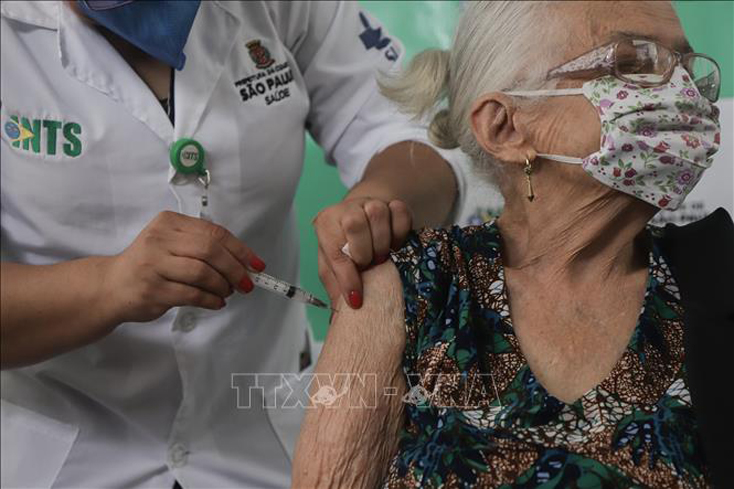  Nhân viên y tế tiêm vaccine ngừa COVID-19 cho người dân tại Sao Paulo, Brazil. Ảnh: THX/TTXVN
