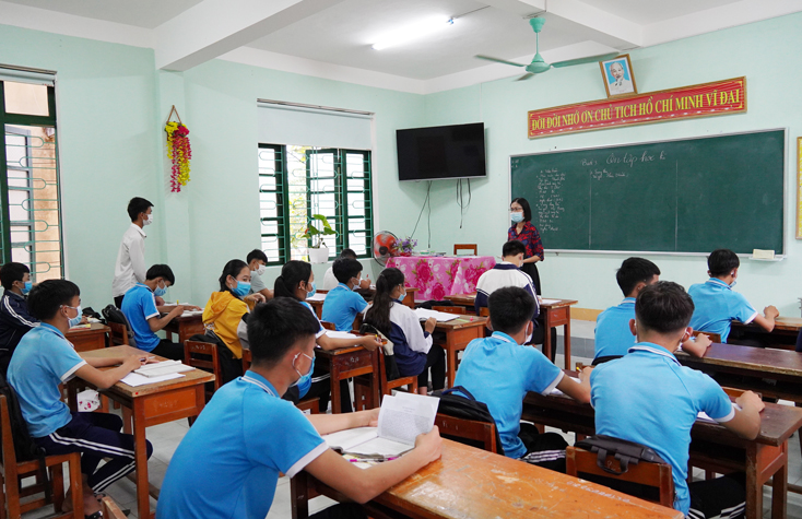 Giáo viên và học sinh Trường THCS Đồng Trạch thực hiện đeo khẩu trang cả trong giờ học.