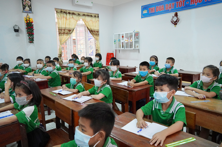 Học sinh Trường tiểu học số 1 Ba Đồn đeo khẩu trang trong giờ học.