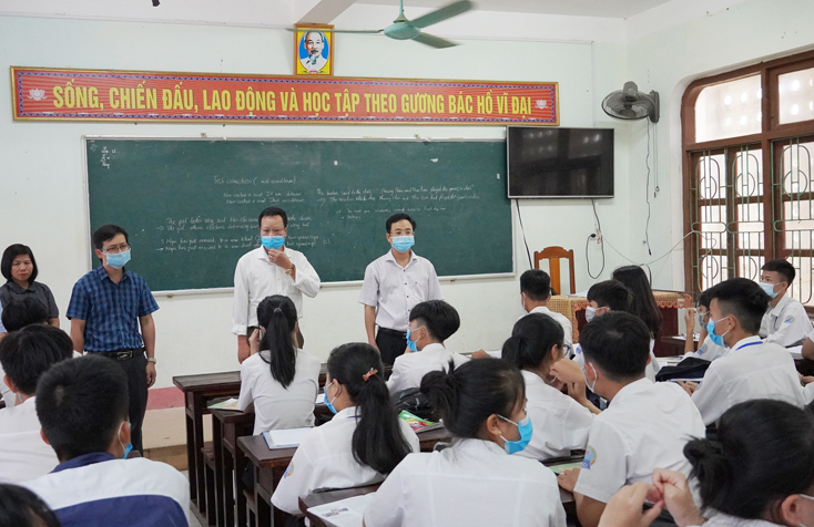 Lãnh đạo Sở GD-ĐT kiểm tra công tác phòng, chống dịch Covid-19 tại Trường THPT Trần Phú vào ngày 4-5-2021.