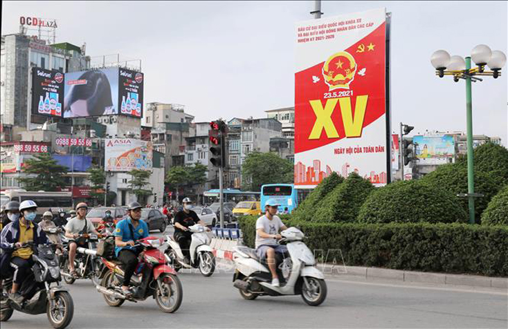 Pano cỡ lớn tuyên truyền, cổ động bầu cử tại Ô Chợ Dừa (Hà Nội). Ảnh: Hoàng Hiếu/TTXVN