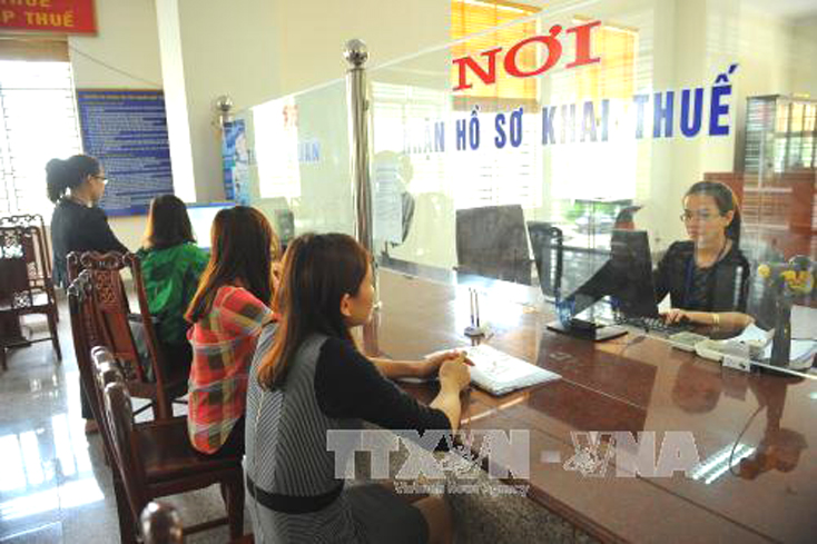Nộp hồ sơ quyết toán thuế tại Cục thuế tỉnh Ninh Bình. Ảnh tư liệu: Minh Đức/TTXVN