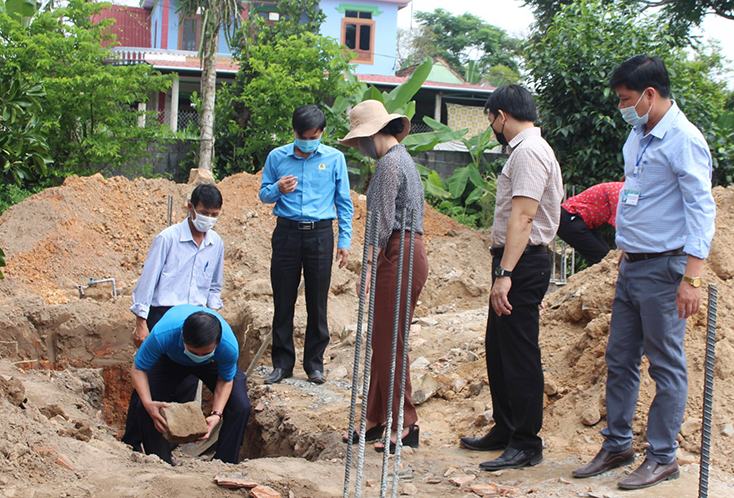  Đồng chí Phạm Tiến Nam, Chủ tịch LĐLĐ tỉnh đặt viên đá đầu tiên khởi công xây nhà cho bà Thủy.