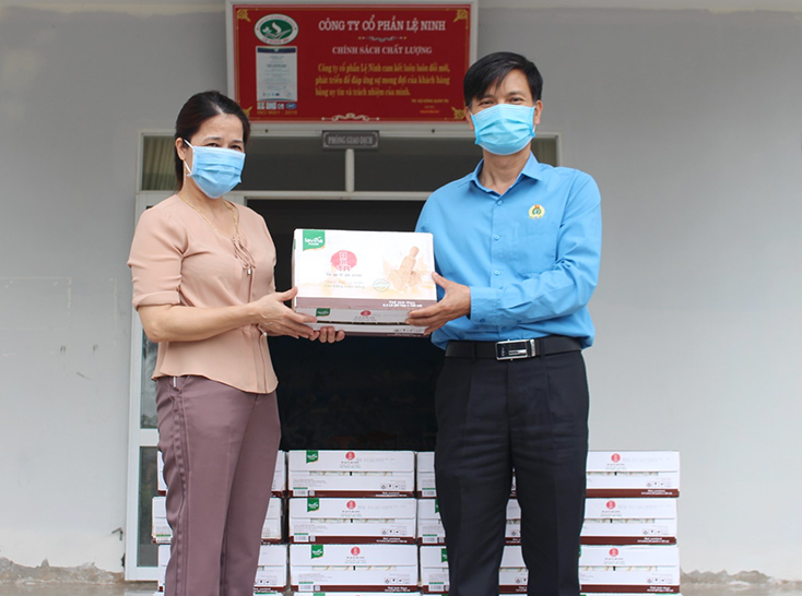 Đồng chí Võ Văn Tiến, Phó Chủ tịch LĐLĐ tỉnh tặng sữa hỗ trợ cho Công ty CP Lệ Ninh.
