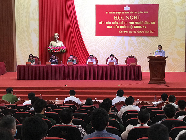 Toàn cảnh hội nghị tiếp xúc cử tri tại Trung tâm Văn hóa huyện Minh Hóa. 