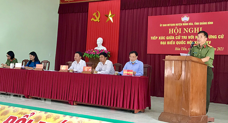 Đại tá Nguyễn Tiến Nam, Ủy viên Ban Thường vụ Tỉnh ủy, Giám đốc Công an tỉnh trình bày chương trình hành động với cử tri huyện Minh Hóa.