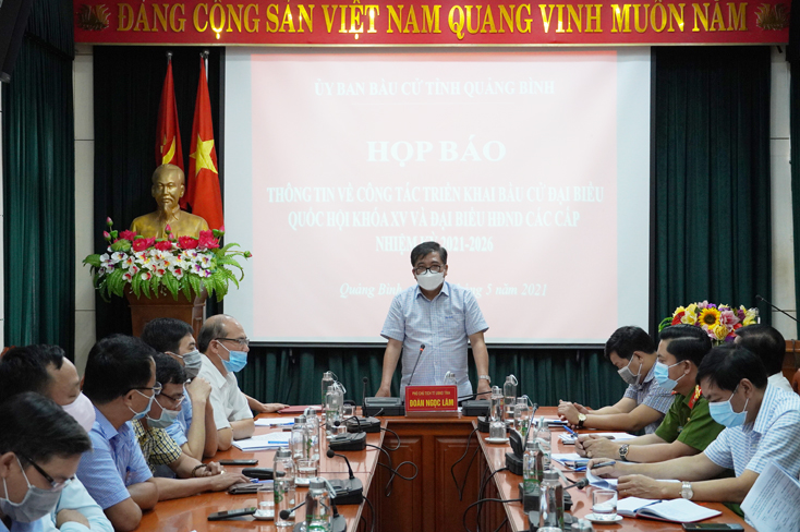 Đồng chí Phó Chủ tịch Thường trực UBND tỉnh, Phó Chủ tịch UBBC tỉnh Đoàn Ngọc Lâm phát biểu tại buổi họp báo.