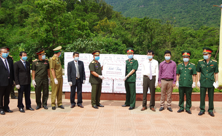 Bộ CHQS Quảng Bình trao tặng vật tư y tế hỗ trợ Bộ CHQS Khăm Muộn phòng, chống dịch Covid-19.