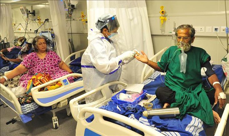 Điều trị cho bệnh nhân COVID-19 tại Bangalore, Ấn Độ ngày 30-4-2021. Ảnh: THX/TTXVN