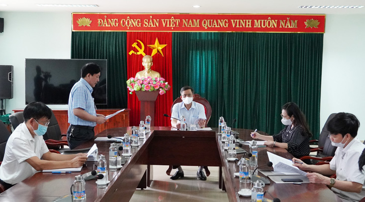 Lãnh đạo UBBC huyện Quảng Trạch báo cáo công tác chuẩn bị bầu cử đại biểu Quốc hội khóa XV và đai biểu HĐND các cấp nhiệm kỳ 2021-2026 của huyện Quảng Trạch.