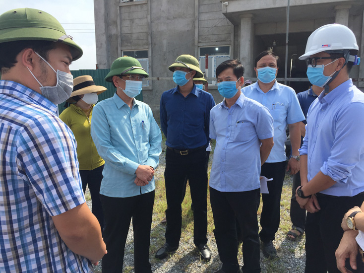Đồng Phó Chủ tịch UBND tỉnh Phan Mạnh Hùng kiểm tra thực địa tiến độ thi công, cũng như những vấn đề phát sinh trong quá trình thực hiện dự án trên công trường.