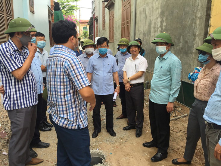 Đồng Phó Chủ tịch UBND tỉnh Phan Mạnh Hùng kiểm tra thực địa tiến độ thi công, cũng như những vấn đề phát sinh trong quá trình thực hiện dự án trên công trường.