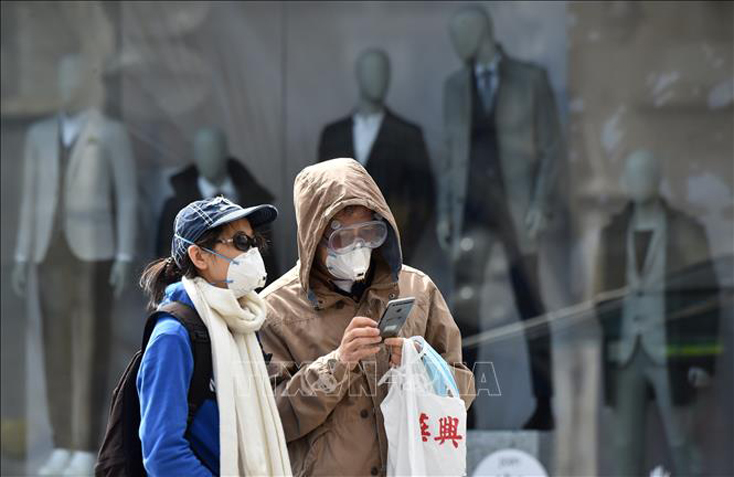 Người dân đeo khẩu trang phòng dịch COVID-19 tại Berlin, Đức. Ảnh tư liệu: AFP/TTXVN