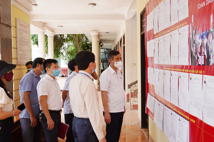 Đồng chí Trần Thắng, Chủ tịch UBND tỉnh, Chủ tịch UBBC tỉnh kiểm tra một số khu vực bỏ phiếu trên địa bàn thành phố Đồng Hới.