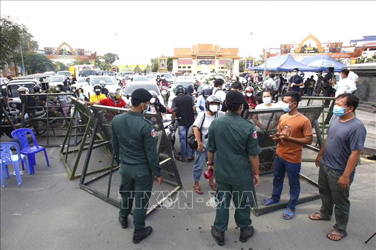 Cảnh sát phong tỏa một tuyến phố để phòng dịch COVID-19 tại Phnom Penh, Campuchia, ngày 15-4-2021. Ảnh: THX/TTXVN