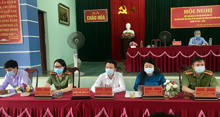 Các ứng cử viên đại biểu Quốc hội tiếp xúc với cử tri huyện Tuyên Hóa tại UBND xã Châu Hóa.