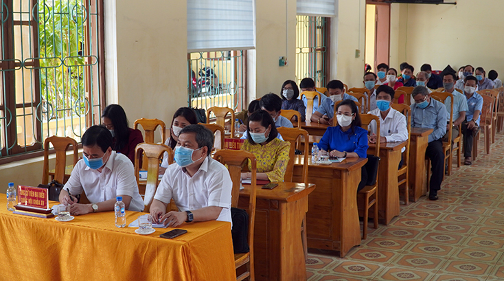 Các đại biểu dự hội nghị tiếp xúc cử tri tại thị trấn Kiến Giang.