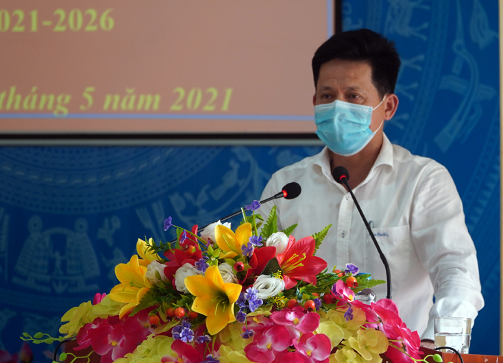 Đồng chí Lê Văn Bảo, Ủy viên Ban Thường vụ, Trưởng ban Dân vận Tỉnh ủy trình bày chương trình hành động trước cử tri tại thị trấn Kiến Giang
