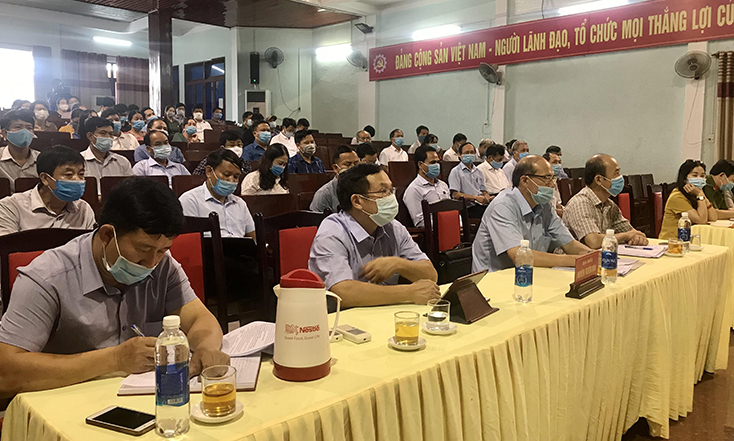 Cử tri huyện Tuyên Hóa dự hội nghị tiếp xúc với những người ứng cử đại biểu Quốc hội khóa XV tại Trung tâm Văn hóa, thông tin-thể thao huyện Tuyên Hóa. 