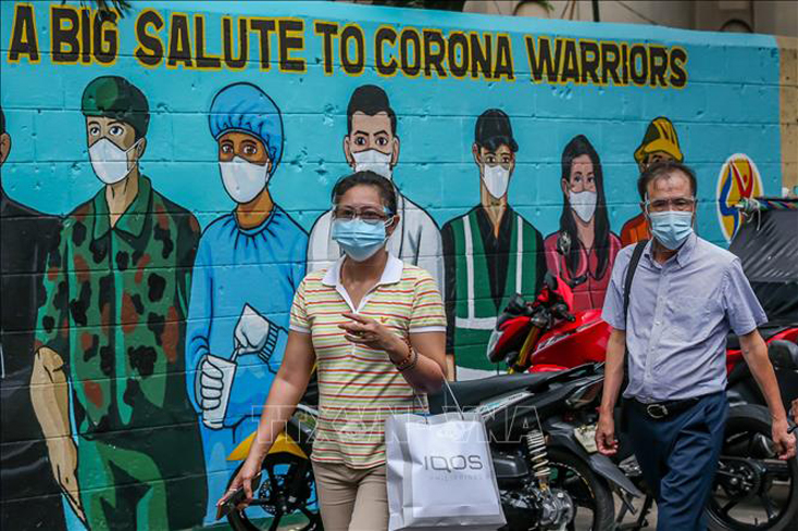 Người dân đeo khẩu trang phòng lây nhiễm COVID-19 tại Malina, Philippines. Ảnh: THX/TTXVN