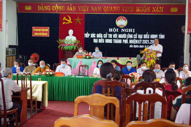 Đồng chí Bí thư Thành ủy Đồng Hới Trần Phong tiếp thu ý kiến, kiến nghị của cử tri tại hội nghị.