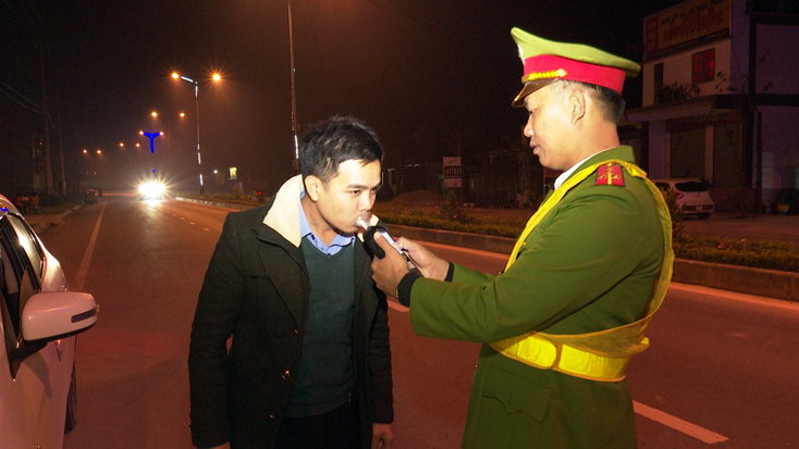 Lực lượng chức năng huyện Bố Trạch kiểm tra nồng độ cồn của lái xe.