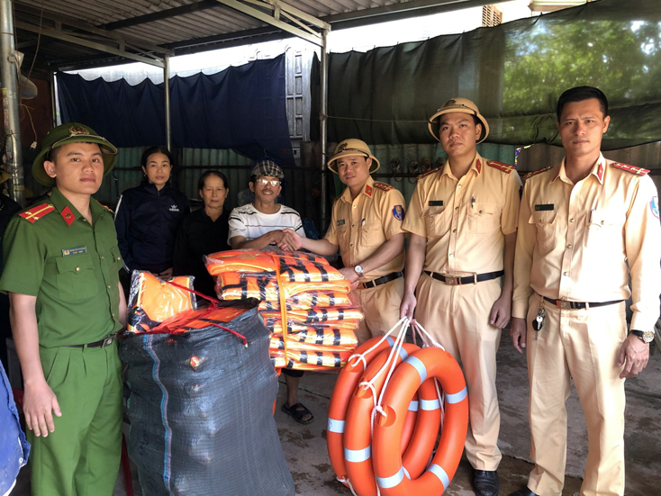 Lực lượng chức năng huyện Bố Trạch tuyên truyền về ATGT đường thủy, tặng áo phao, phao cứu sinh cho người dân dọc tuyến sông Son.