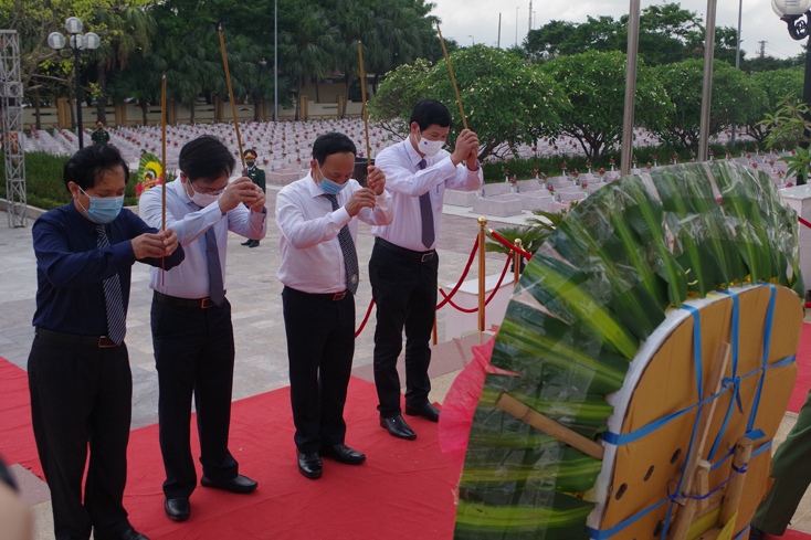 Các đồng chí đại diện Tỉnh ủy, HĐND, UBND, Ủy ban MTTQVN tỉnh dâng hương tại đài tưởng niệm