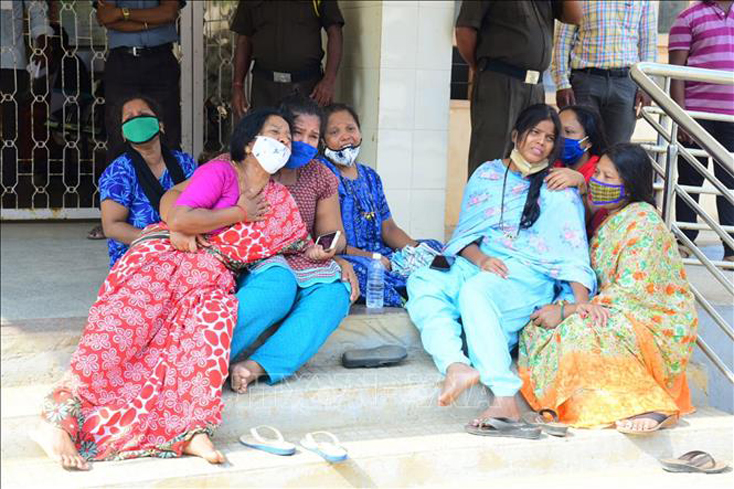 Nỗi đau của người thân bệnh nhân thiệt mạng do COVID-19 tại Chamarajanagara, Ấn Độ ngày 3-5-2021. Ảnh: THX/TTXVN