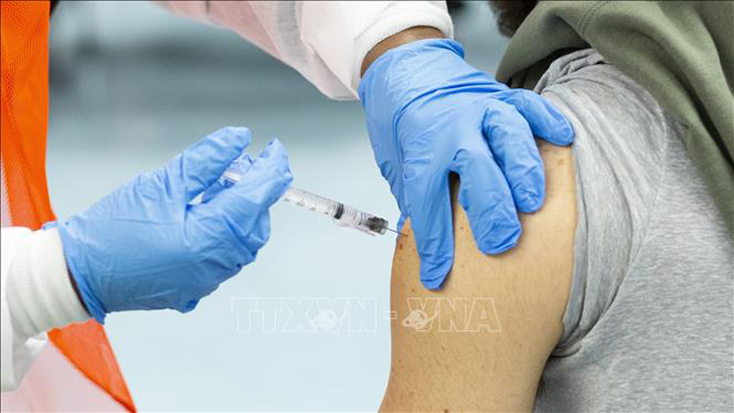 Người dân tiêm chủng vaccine ngừa COVID-19 tại New York, Mỹ. Ảnh: AFP/TTXVN