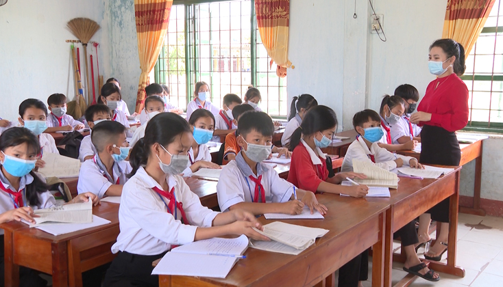 Cô trò Trường THCS Quảng Xuân (Quảng Trạch) mang khẩu trang trong giờ học.