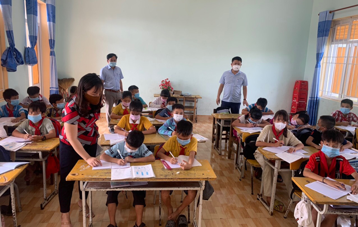 Lãnh đạo Phòng GD-ĐT huyện Quảng Trạch kiểm tra công tác phòng, chống dịch Covid-19 tại các trường học.