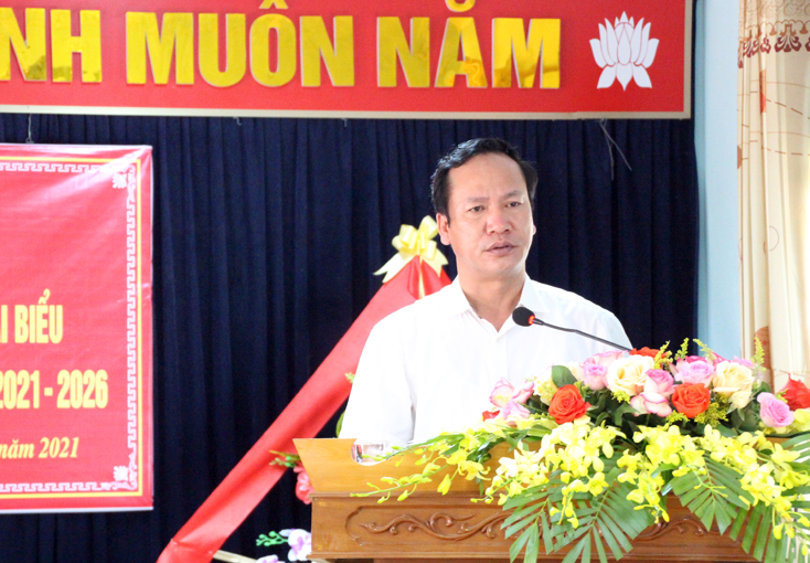 Thay mặt các ứng cử viên đại biểu HĐND tỉnh, ông Nguyễn Xuân Đạt, TUV, Bí thư Huyện ủy Quảng Trạch giải đáp một số ý kiến của cử tri.