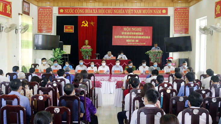 Đông đảo cử tri huyện Tuyên Hóa tham dự các buổi tiếp xúc. 