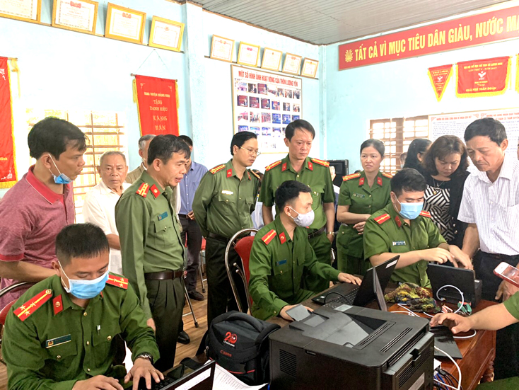 Đại tá Nguyễn Tiến Nam, Giám đốc Công an tỉnh trực tiếp kiểm tra, chỉ đạo công tác tại địa bàn cơ sở.
