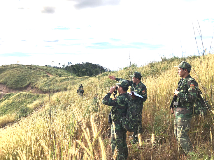 Các chiến sĩ biên phòng Đồn Biên phòng cửa khẩu Quốc tế Bờ Y (Kon Tum) tuần tra biên giới.