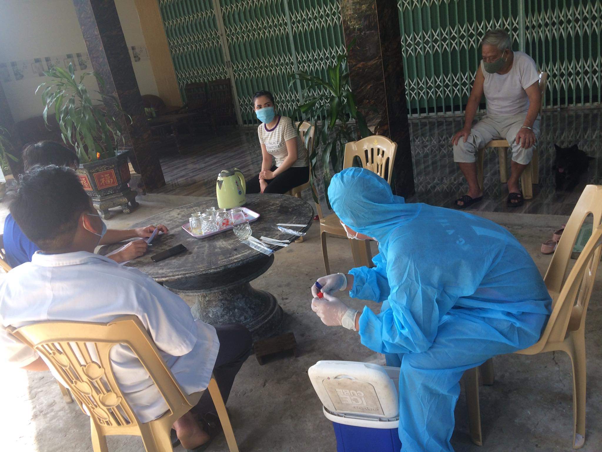 Cán bộ Trung tâm y tế huyện Tuyên Hóa tiến hành điều tra dịch tễ đối với các đối tượng đi từ vùng dịch về.