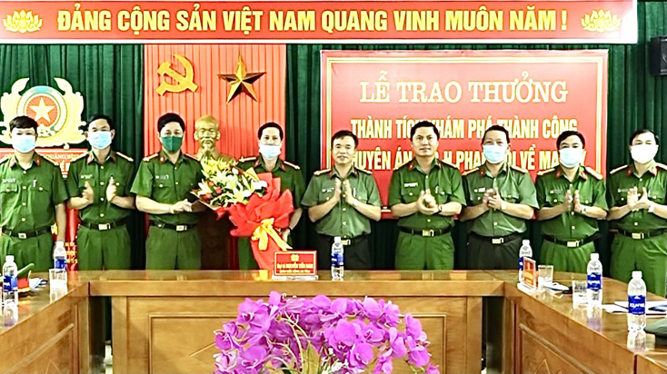 Đại tá Nguyễn Tiến Nam, Giám đốc Công an tỉnh chúc mừng Ban chuyên án.