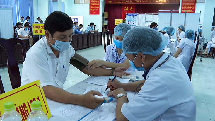 Quảng Trạch triển khai tiêm chủng vacxin cho 340 trường hợp