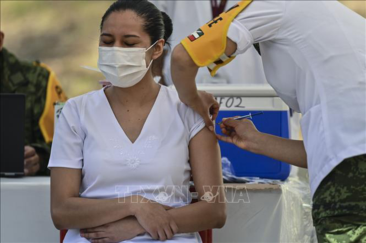  Một nhân viên y tế được tiêm vaccine ngừa COVID-19 tại Mexico City, Mexico ngày 27-12-2020. Ảnh tư liệu: AFP/TTXVN