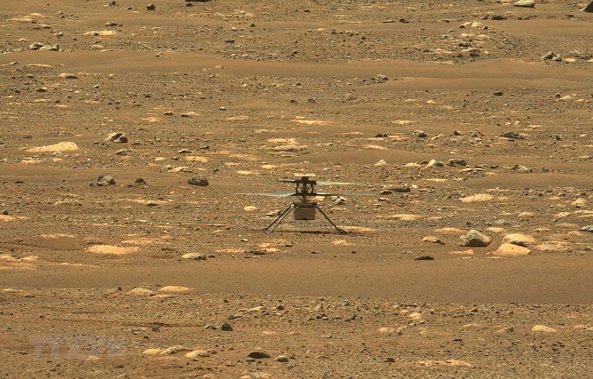  (Ảnh do NASA cung cấp): Thiết bị bay Ingenuity thực hiện chuyến bay đầu tiên trên Sao Hỏa, ngày 19-4-2021. (Ảnh: AFP/TTXVN)