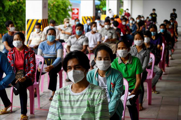 Người dân chờ tiêm vaccine ngừa COVID-19 tại Phnom Penh, Campuchia, ngày 1-5. Ảnh: AFP/TTXVN