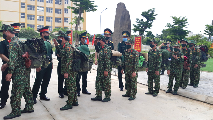 Cán bộ, chiến sỹ Bộ chỉ huy quân sự tỉnh Quảng Bình lên đường tăng cường bảo vệ biên giới và phòng, chống dịch Covid-19. (Ảnh: Ngọc Hòa)