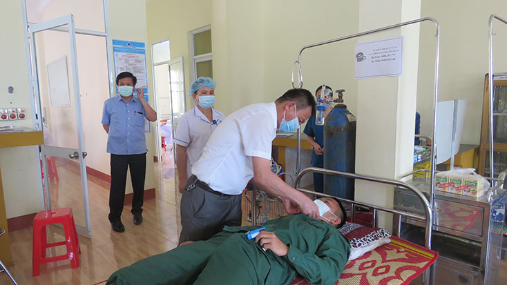 Giám đốc Trung tâm Kiểm soát bệnh tật Đỗ Quốc Tiệp thăm hỏi sức khoẻ một trường hợp có phản ứng sau tiêm ở điểm tiêm Bệnh viện đa khoa huyện Bố Trạch.